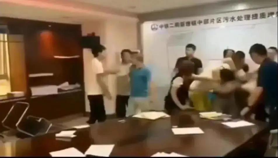 中铁二局阀门投标现场，报最低价者被“群揍”…咋回事？-